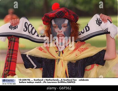 10-JUN-96 ... Schottland / Niederlande. Ein Schottland-Fan feiert vor dem heutigen Spiel Stockfoto