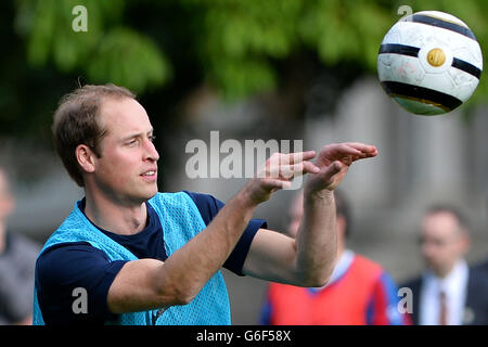 Der Duke of Cambridge trainiert mit Mitgliedern des Royal Household während der zweiten Hälfte eines Spiels zwischen dem Polytechnic FC und dem Civil Service FC, auf dem Gelände des Buckingham Palace's Garden, im Zentrum von London. Stockfoto