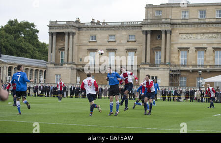 Polytechnic FC ( in blau) während ihres Spiels zwischen dem Civil Service FC, auf dem Gelände des Buckingham Palace's Garden, im Zentrum von London. Stockfoto