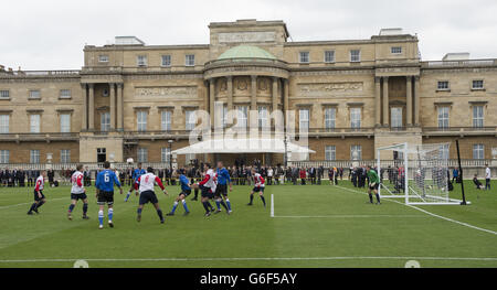 Polytechnic FC ( in blau) während ihres Spiels zwischen dem Civil Service FC, auf dem Gelände des Buckingham Palace's Garden, im Zentrum von London. Stockfoto
