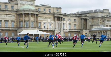 Polytechnic FC ( in blau) während ihres Spiels zwischen dem Civil Service FC, auf dem Gelände des Buckingham Palace's Garden, im Zentrum von London. Stockfoto