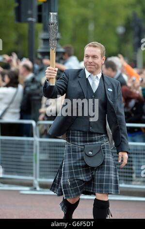 Sir Chris Hoy trägt das Queen's Baton entlang der Mall zum Buckingham Palace im Zentrum von London, bevor die globale Staffel des Sportereignisses beginnt. Stockfoto