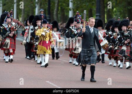 Sir Chris Hoy trägt das Queen's Baton entlang der Mall zum Buckingham Palace im Zentrum von London, bevor die globale Staffel des Sportereignisses beginnt. Stockfoto