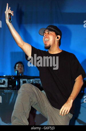 Mike Shinoda von der amerikanischen Nu-Rock Band Linkin Park tritt auf der Hauptbühne während des Carling Reading Festivals in Reading auf. Stockfoto