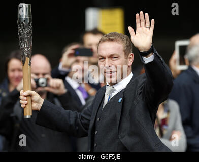 Sir Chris Hoy führt Fahnenträger entlang der Mall, London, während eines Teils der Zeremonie, um den Queen's Baton Relay im Vorfeld der Commonwealth Games zu starten. Stockfoto