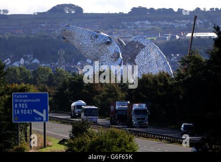 Der Arbeiter arbeitet weiterhin an den Kelpies an der Helix, am östlichen Eingang zum Forth und Clyde Kanal in Falkirk, da er der Fertigstellung nähert. Das Kunstwerk in der Form von Pferdeköpfen, stehen 30 Meter hoch und wurden von dem schottischen Bildhauer Andy Scott entworfen. DRÜCKEN Sie VERBANDSFOTO. Bilddatum: Mittwoch, 9. Oktober 2013. Die Kelpies sind ein Denkmal für das Erbe der Pferdegespann in Zentral-Schottland. Bildnachweis sollte lesen: Andrew Milligan / PA Wire PRESS ASSOCIATION Foto. Bilddatum: Mittwoch, 9. Oktober 2013. Bildnachweis sollte lauten: Andrew Milligan / PA Wire. Stockfoto