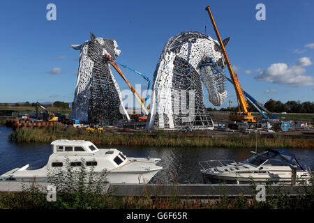 Der Arbeiter arbeitet weiterhin an den Kelpies an der Helix, am östlichen Eingang zum Forth und Clyde Kanal in Falkirk, da er der Fertigstellung nähert. Das Kunstwerk in der Form von Pferdeköpfen, stehen 30 Meter hoch und wurden von dem schottischen Bildhauer Andy Scott entworfen. DRÜCKEN Sie VERBANDSFOTO. Bilddatum: Mittwoch, 9. Oktober 2013. Die Kelpies sind ein Denkmal für das Erbe der Pferdegespann in Zentral-Schottland. Bildnachweis sollte lesen: Andrew Milligan / PA Wire PRESS ASSOCIATION Foto. Bilddatum: Mittwoch, 9. Oktober 2013. Bildnachweis sollte lauten: Andrew Milligan / PA Wire. Stockfoto