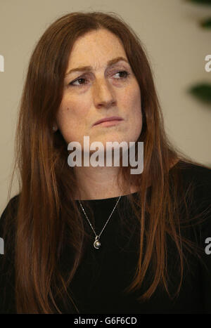 Dr. Nuala Lucas von der Health Information and Quality Authority liefert die Ergebnisse ihres Berichts über den Tod von Savita Halappanavar an Reporter in Dublin. Stockfoto