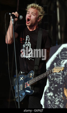 Sum 41 Auftritt auf der Hauptbühne beim Carling Reading Festival. Stockfoto