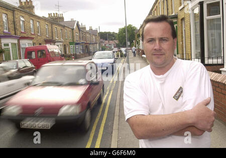 Der ortsansässige Chris Jones steht an der Wykeham Street in Scarborough, North Yorkshire, die einen Wettbewerb gewonnen hat, um die schlimmste Ratte des Landes zu finden, die von den grünen Gruppen Transport 2000 und Sustrans geführt wird, mit dem Magazin Big Issue. Es gibt zwei Schulen auf der Straße und es ist ein beliebter Ort für Familien zu leben, aber viele Eltern werden nicht zulassen, dass ihre Kinder in der Wykeham Street oder benachbarten Straßen wegen der Gefahr durch Rattenverkehr zum Spielen oder Gehen allein. Stockfoto