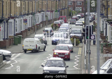 Der Verkehr, der in der Wykeham Street in Scarborough, North Yorkshire, fließt, hat einen Wettbewerb gewonnen, um die schlimmste Ratte des Landes zu finden, die von den grünen Gruppen Transport 2000 und Sustrans geführt wird, zusammen mit dem Magazin Big Issue. Es gibt zwei Schulen auf der Straße und es ist ein beliebter Ort für Familien zu leben, aber viele Eltern werden ihre Kinder nicht in der Wykeham Street oder in den benachbarten Straßen wegen der Gefahr durch Rattenverkehr zum Spielen oder Spazierengehen alleine lassen. Stockfoto