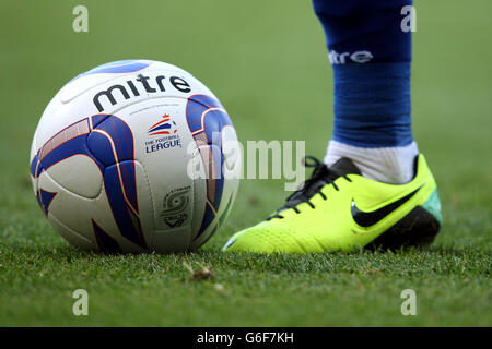 Fußball - Sky Bet Championship - Ipswich Town / Brighton & Hove Albion - Portman Road. Detail eines Mitre Fußballs und eines Nike Fußballschuhs. Stockfoto