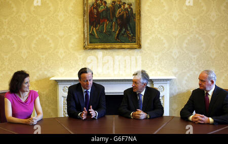 Premierminister David Cameron (2. Links) spricht bei einem Treffen im Stormont Castle, Belfast, Nordirland, mit dem nordirischen Ersten Minister Peter Robinson (2. Rechts), dem nordirischen stellvertretenden Ersten Minister Martin McGuinness (rechts) und der nordirischen Staatssekretärin Theresa Villiers (links). Stockfoto