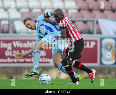 Der Kampf um den Ball von Carl Baker (links) und Chris Porter (rechts) von Sheffield United aus Coventry City. Stockfoto