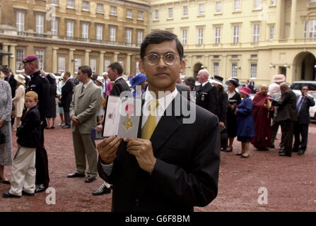 Der Regionaldirektor von Transparency International für Asien und den Pazifik, Manzoor Hasan, empfängt den Offizier des Most Excellent Order of the British Empire (OBE) im Buckingham Palace im Zentrum von London. * Herr Mansoor aus Bangladesch, der früher in Großbritannien lebte, erhielt seine OBE für seine Arbeit gegen Korruption. Stockfoto