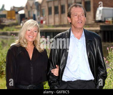 Schauspieler Leslie Grantham mit Schauspielerin Letitia Dean während einer Fotoserie, um die Rückkehr seiner Figur 'Dirty Den' in die BBC SOAP Eastenders in Alperton, London, vorzustellen. Grantham verließ das Programm im Jahr 1989. Stockfoto