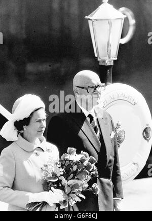 Königin Elizabeth II., die erste britische Monarchin, die Finnland besuchte, hörte mit Präsident Urho Kekkonen die Nationalhymne im Südhafen von Helsinki zu Beginn eines offiziellen viertägigen Besuchs. Die Königin wurde von dem Herzog von Edinburgh begleitet, der zweimal in Finnland war. Das Paar kam an Bord der königlichen Yacht Britannia in Helsinki an. Stockfoto