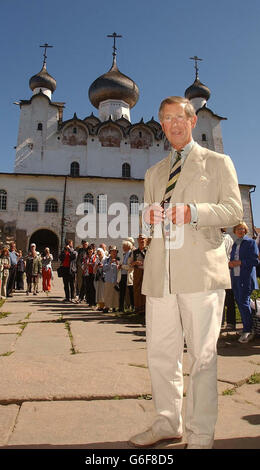 Der Prinz von Wales kommt am Eingang des Solovetsky-Klosters auf den Solovetsky-Inseln an, in der Nähe des Artischen Kreises im Weißen Meer, Nordrussland. * Mönche, die im Kloster des 15. Jahrhunderts auf dem Großraum Solovetsky lebten, wurden in den 1920er Jahren vertrieben, als die religiöse Stätte geplündert und in ein Gulag oder Zwangsarbeitslager für Dissidenten umgewandelt wurde. Das Kloster, in dem das erste Konzentrationslager Russlands beheimatet ist, in dem Tausende unter dem stalinistischen Regime starben, ist heute von Mönchen besetzt und wurde Anfang der neunziger Jahre zum UNESCO-Weltkulturerbe ernannt. Stockfoto