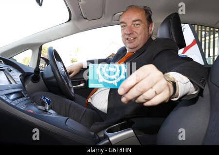 Norman Baker MP, Unterstaatssekretär für Verkehr, am Bahnhof Lewes in East Sussex mit einem neuen Toyota Prius als Leihgabe an Co Wheels Auto Club. Stockfoto