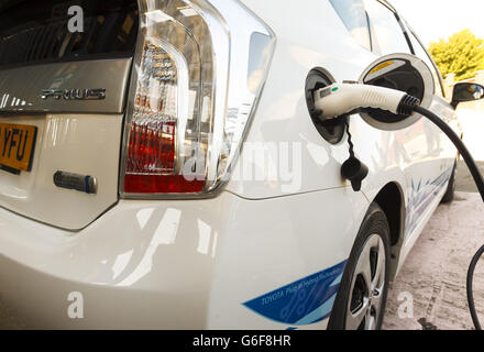 Ein neuer Toyota Prius, der dem Autoclub Co Wheels am Bahnhof Lewes in East Sussex verliehen wurde. Stockfoto