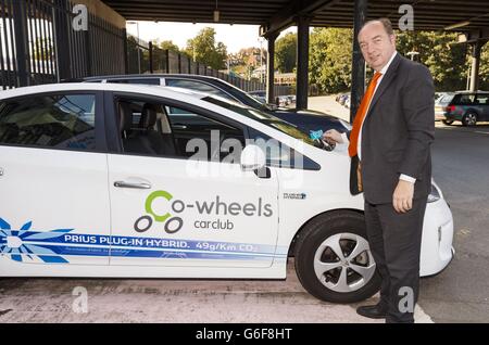 Norman Baker MP, Unterstaatssekretär für Verkehr, am Bahnhof Lewes in East Sussex mit einem neuen Toyota Prius als Leihgabe an Co Wheels Auto Club. Stockfoto