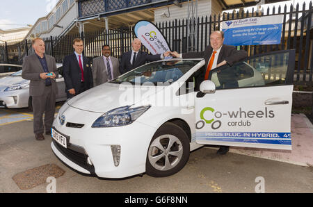 Ein neuer Toyota Prius, der an den Autoclub Co Wheels am Bahnhof Lewes in East Sussex verliehen wurde, mit (von links nach rechts) Pierre Fox, Direktor des Autoclubs Co Wheels, Chris Burchell, Geschäftsführer der Southern Railway, Riz Wahid, Leiter der Einzelhandelsentwicklung bei Southern Railway, Stuart Ferma von Toyota GB, Norman Baker MP, Unterstaatssekretär für Verkehr. Stockfoto