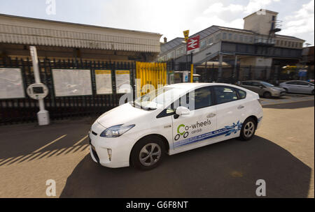 Ein neuer Toyota Prius, der dem Autoclub Co Wheels am Bahnhof Lewes in East Sussex verliehen wurde. Stockfoto