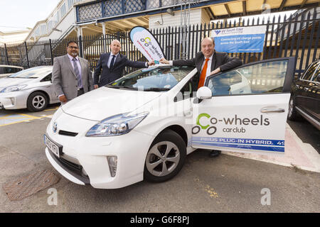 Ein neuer Toyota Prius, der an den Autoclub Co Wheels am Bahnhof Lewes in East Sussex verliehen wurde, mit (von links nach rechts) Riz Wahid, Leiter Retail Development bei Southern Railway, Stuart Ferma von Toyota GB, Norman Baker MP, Unterstaatssekretär für Verkehr. Stockfoto