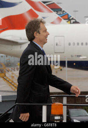 Der britische Premierminister Tony Blair bestoss am Londoner Flughafen Heathrow ein Flugzeug, bevor er sich zu einem diplomatischen Marathon zur Weltumrundung aufmacht, der mit einer Rede vor dem Kongress der Vereinigten Staaten und Gesprächen mit Präsident George Bush beginnt. Dann reist er in den Fernen Osten. Stockfoto