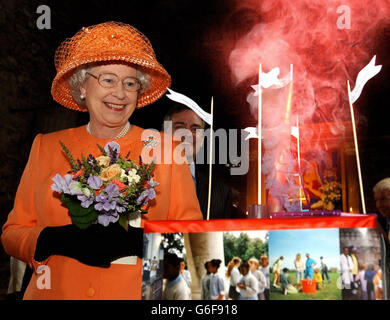 Die Königin betrachtet ein Modell, das das Feuer darstellt, das die St. Paul's Church in Deptford zerstörte und vom Historic Churches Preservation Trust (HCPT) restauriert wurde. * Ihre Majestät, begleitet von Prinz Philip, sah das Modell bei einem Besuch in St. Bartholomews dem Großen in Smithfield, im Zentrum von London. Sie nahmen an einem Danksachendienst zur Feier des 50. Jahrestages des Historic Churches Preservation Trust Teil. Stockfoto