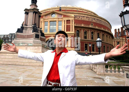 Der junge chinesische Pianist lang lang posiert nach den letzten Proben für die erste Nacht der Proms die Royal Albert Hall in London. Stockfoto