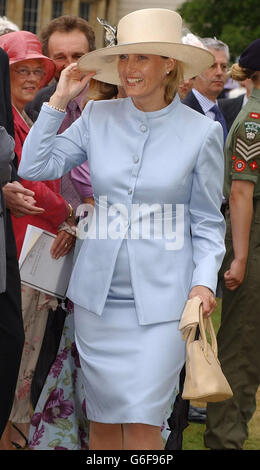 Eine schwangere Gräfin von Wessex hält sich bei der Duke of Edinburgh's Awards Garden Party im Buckingham Palace im Zentrum von London an ihren Hut. Stockfoto