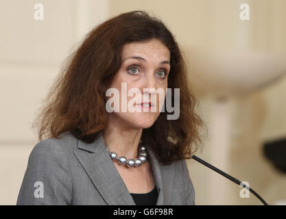 Die nordirische Staatssekretärin Theresa Villiers spricht nach einem Treffen mit Tanaiste Eamon Gilmore im Iveagh House in Dublin zu den Medien. Stockfoto