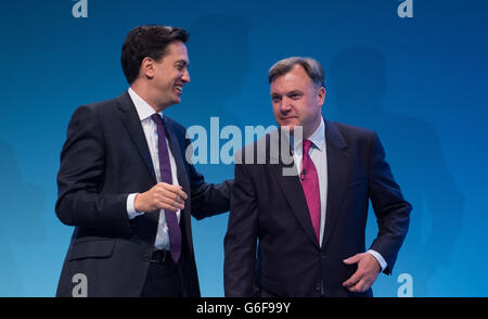 Der Gewerkschaftsführer Ed Miliband (links) gratuliert dem Schattenkanzler Ed Balls, nachdem er sich am zweiten Tag der Jahreskonferenz der Labour Party in Brighton an die Delegierten gewandt hatte. Stockfoto