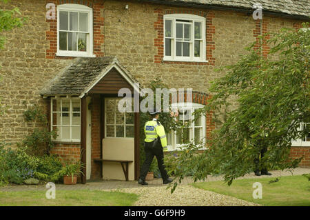 Vor dem Haus von Dr. David Kelly in Southmoor steht ein Polizeibeamter, der vermutlich der Maulwurf des Verteidigungsministeriums ist, der den BBC-Journalisten Andrew Gilligan über den Aufbau des Golfkrieges informierte, nachdem er gestern vermisst wurde. * DIE Leiche EINES Mannes wurde in der Nähe von Harrowdean Hill gefunden. Stockfoto