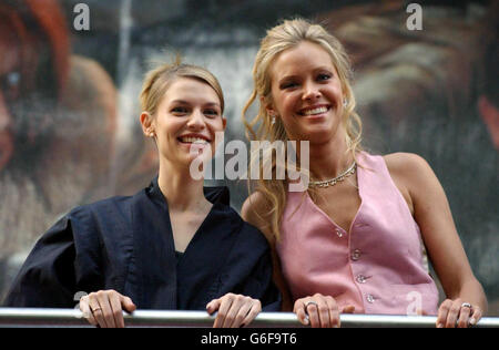 Schauspielerin Kristanna Loken und Claire Danes kommen am Odeon Leicester Square an, zur Premiere von Terminator 3: Rise of the Machines. Stockfoto