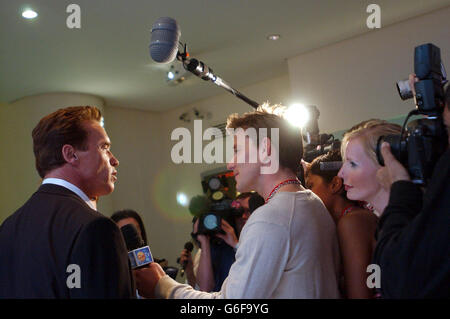 Arnold Schwarzenegger spricht mit den Medien auf dem Odeon Leicester Square zur Premiere von Terminator 3: Rise of the Machines. Stockfoto