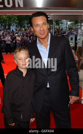 Schauspieler Martin Kemp und sein Sohn kommen am Odeon Leicester Square zur Premiere von Terminator 3: Rise of the Machines an. Stockfoto