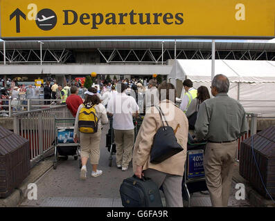 Die Passagiere stehen vor dem Hauptgebäude am Heathrow Airport Terminal 4 in der Schlange, da die Verspätungen nach einem Streit der Mitarbeiter von British Airways über die Arbeitspraktiken weiter anhalten. * rund 700 Menschen warteten darauf, den Flughafen Heathrow zu verlassen, nachdem sie aufgrund von Störungen, die durch inoffizielle Streiks am Wochenende verursacht wurden, gestrandet waren. Viele der Passagiere verbrachten die Nacht in Hotels, die von BA bezahlt wurden, standen aber vor einem weiteren langen Tag der Schlange, bevor sie London verlassen konnten. Stockfoto