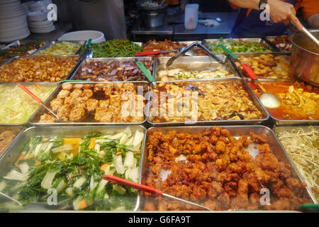 Chinesischen Hawker Food, in Singapur. Eine große Auswahl an Fleisch und Gemüse mit Reis gegessen. Stockfoto