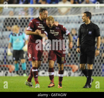 Johnny Russell (rechts) von Derby County feiert mit Richard Keogh (links), nachdem er das Tor zum Auftakt des Spiels gegen Leicester City erzielt hatte. Stockfoto