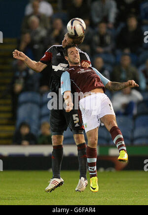 Fußball - Capital One Cup - Dritte Runde - Burnley gegen Nottingham Forest - Turf Moor. Danny ings von Burnley kämpft mit Danny Collins von Nottingham Forest um den Ball. Stockfoto