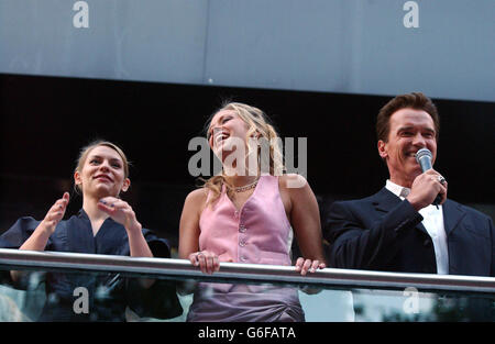 Die Besetzung (l-r) Claire Danes, Kristanna Loken und Arnold Schwarzenegger kommen am Odeon Leicester Square zur Premiere von Terminator 3: Rise of the Machines an. Stockfoto