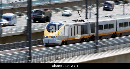 Ein Eurostar-Zug fährt an der M2 in Kent vorbei, um den britischen Geschwindigkeitsrekord mit einer Geschwindigkeit von 208 Meilen pro Stunde zu brechen. * der 14-teilige, 600-Tonnen-Zug fuhr auf einem Testlauf auf dem 1.9-Milliarden-ersten Abschnitt der Eisenbahnstrecke des Kanaltunnels, der im September für den Personenverkehr geöffnet sein wird. Der Zug schlug den vorherigen Rekord von 162,2 mph, der im Dezember 1979 vom unglücklichen Kipping Advanced Passenger Train von British Rail aufgestellt wurde. Stockfoto