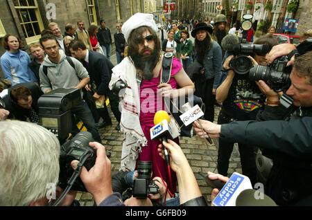 Royal gatecrasher und selbsternannter "Comedy-Terrorist" Aaron Barschak trifft die Presse während eines Fotoaufrufs auf der Edinburgh Castle Esplanade, um seine Show Osama Likes IT Hot zu promoten, die beim Edinburgh Fringe Festival auftreten wird. Stockfoto