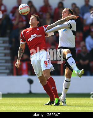 Fußball - Sky Bet Championship - Nottingham Forest / Derby County - City Ground. Darius Henderson von Nottingham Forest und Richard Keogh von Derby County während des Sky Bet Championship-Spiels auf dem City Ground, Nottingham. Stockfoto