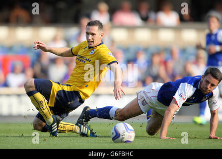 Fußball - Sky Bet Championship - Ipswich Town / Brighton & Hove Albion - Portman Road. Cole Skuse von Ipswich Town und Andrew Crofts von Brighton & Hove Albion konkurrieren um den Ball Stockfoto