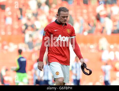 Fußball - Barclays Premier League - Manchester United gegen West Bromwich Albion - Old Trafford. Wayne Rooney von Manchester United geht nach dem Spiel depriziert vom Spielfeld Stockfoto