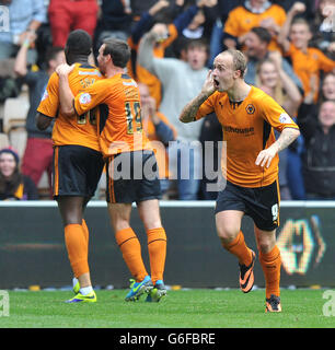 Leigh Griffiths (rechts) von Wolverhampton Wanderers feiert das 1. Tor seiner Seite während des Sky Bet League One Matches im Molineux, Wolverhampton. Stockfoto