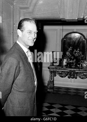 Der Herzog von Edinburgh freut sich, im nationalen Ausbildungszentrum der British Red Cross Society einzutreffen, dessen rat er Vorsitzender ist. Stockfoto